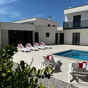 Mare - Modern With Swimming Pool And Jacuzzi Pula